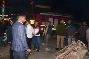 Barabanki News: ठंड ने ढाया कहर तो सड़क पर उतरे सीडीओ, अलाव और रैन बसेरों का किया औचक निरीक्षण