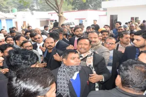 बाराबंकी : वकीलों ने घेरा एसपी कार्यालय, अधिवक्ता से अभद्रता, लॉकअप में बंद करने का आरोप