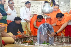 महाकालेश्वर मंदिर पहुंचे एमपी के मुख्यमंत्री और जीपी नड्डा, भगवान महाकाल का अभिषेक कर की सुख-शांति की कामना 