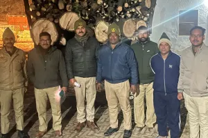 रामपुर : उत्तराखंड से चोरी हुई प्रतिबंधित लकड़ी पकड़ी, कारोबारी फरार