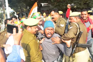 Bareilly :भाजपा के खिलाफ कांग्रेसियों का प्रदर्शन, धक्का-मुक्की में सड़क पर गिरे, कई नेता चुटैल