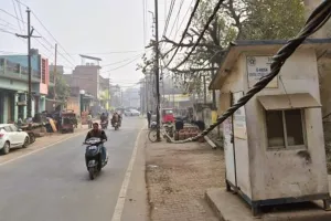मुरादाबाद : जान का खतरा... जमीन से कुछ ही ऊंचे लटक रहे तार