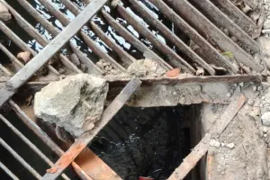 अग्निकांड :  दीवार तोड़कर निकाले गए तीन परिवार, गल गए जेवर, नकदी हुई राख