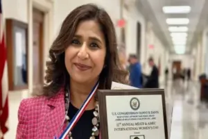 लखनऊ की बेटी बनी अमेरिका के रेडमंड शहर की काउंसलर, गीता हाथ में लेकर ली शपथ