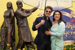  'DDLJ' के 30 साल पूरे... लंदन में राज-सिमरन का आइकॉनिक स्टैच्यू , शाहरुख-काजोल ने दिए पोज 