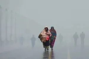 Weather Update: कश्मीर में बर्फबारी और बारिश से लुढ़क पारा, उत्तर भारत में कोहरे का प्रकोप
