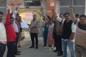 रामपुर : ऑनलाइन हाजिरी को लेकर सचिव और वीडीओ ने जताया विरोध