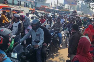 बदायूं : आटो ने तोड़ा क्रासिंग का बैरियर, राजमार्ग पर लगा रहा जाम