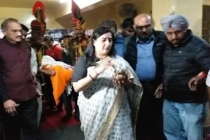 पूर्व राज्यपाल स्वराज कौशल का राजकीय सम्मान के साथ अंतिम संस्कार, बेटी बांसुरी स्वराज ने दी मुखाग्नि 