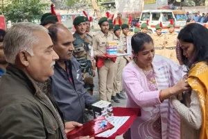 सशस्त्र सेना झण्डा दिवस : रायबरेली में स्वैच्छिक दान देकर धन संग्रह अभियान का डीएम ने किया शुभारम्भ