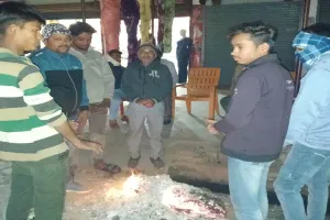 बाराबंकी : कोहरे की बारिश से बढ़ी ठिठुरन, बाजार में सन्नाटा