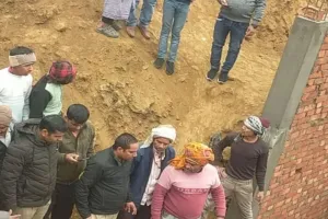 आगरा में बड़ा हादसा : निर्माणाधीन दीवार गिरने से दो लोगों की मौत, पांच घायल 