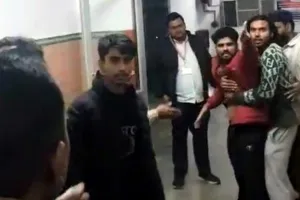 रामपुर : जिला अस्पताल में तीमारदारों ने नर्स व डॉक्टर से की मारपीट, हंगामा