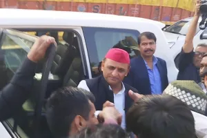 इटावा : गाड़ी रोक कर कार्यकर्ताओं से मिले अखिलेश यादव, SIR को लेकर दिए ये निर्देश
