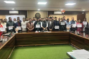 बाराबंकी: उत्कृष्ट कार्य के लिए 44 बीएलओ सम्मानित, बोले डीएम- समय पर दें गणना पत्रक 