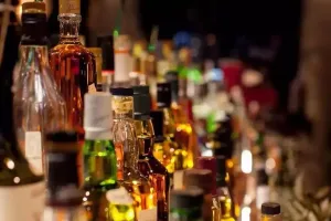 UP आबकारी विभाग का बड़ा फैसला : अब विशेष पर्व पर एक घंटे अधिक खुलेंगी मदिरा की दुकानें