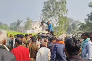 अमेठी मजदूर हत्याकांड : आरोपियों की गिरफ्तारी न होने पर भड़के ग्रामीण, जमकर किया हंगामा, पुलिस से भिड़े