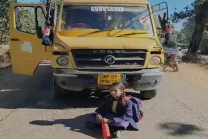 नहीं आई स्कूल वैन तो पांचवी की छात्रा ने  सड़क पर दिया धरना, मासूम का विरोध बना चर्चा का विषय