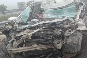 सुलतानपुर में पूर्वांचल एक्सप्रेसवे पर भीषण हादसा : खड़े ट्रक में घुसी कार, तीन की मौत व 7 घायल
