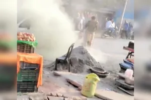 रामपुर : दढ़ियाल में चलती कार में लगी आग, मचा हड़कंप