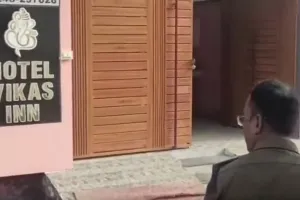 बाराबंकी : दो होटलों में आपत्तिजनक दशा में मिले पांच जोड़े, स्थानीय नागरिक भी कर रहे थे शिकायत
