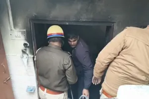 Bareilly: इलेक्ट्रिक रॉड से लगी आग, महिला झुलसी, घर का सामान जला 