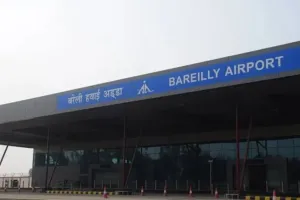 Bareilly : मुंबई जा रहा यात्री बरेली एयपोर्ट पर लेकर पहुंचा पत्थर...चेकिंग में पकड़ा तो हुआ हंगामा