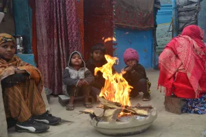 Bareilly: जिले में जल रहे 125 अलाव, 2350 बांटे गए कंबल...जिला प्रशासन ने भेजी रिपोर्ट