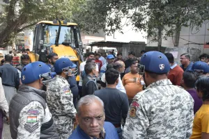 Bareilly: नगर निगम की जेसीबी चलते ही दुकानदारों में खलबली...40 हजार का जुर्माना, सामान भी किया जब्त