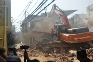 Bareilly : सन्नाटे के बीच दिन भर गरजते रहे बुलडोजर, आवासीय हिस्सा छोड़ा