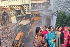 Bareilly: आजम खान के करीबियों के दो बरातघर ध्वस्त...भारी हंगामे के बीच की BDA ने कार्रवाई