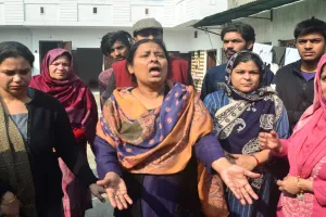 Bareilly: बच्चे लेकर बुलडोजर के आगे खड़ी हो गईं महिलाएं, नोकझोंक