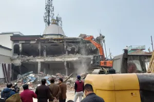 Bareilly: तौकीर के करीबी वाजिद बेग के बरातघर पर दूसरे दिन भी गरजा बुलडोजर