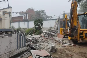 Bareilly: मौलाना तौकीर के करीबी वाजिद बेग के बरातघर पर चला BDA का बुलडोजर