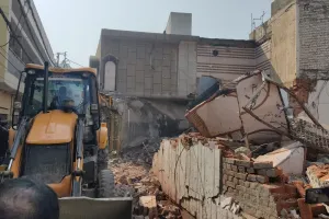 Bareilly: गुड मैरिज और एवान-ए-फरहत बरात घर पर दूसरे दिन भी बुलडोजर गरजना शुरू