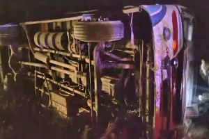 लखीमपुर खीरी: बहराइच से मनौना धाम जा रही बस पलटी, 37 तीर्थयात्री घायल