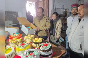 UP: क्रिसमस से पहले मिलावटखोरी पर नकेल, FSDA की टीम ने लिए दो नमूने