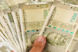 Bareilly: कपड़ा शोरूम से स्टोर मैनेजर ने चुरा लिए 5.80 लाख...अब मालिक को दे रहा धमकी