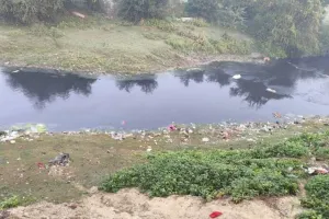 बाराबंकी : रेठ नदी में फैक्ट्री का गंदा पानी छोड़ने का आरोप, भाकियू हरपालगुट ने डीएम से की शिकायत