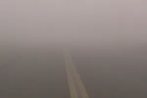 बाराबंकी : घने कोहरे से ठिठुरे आमजन, परिषदीय स्कूलों का समय बदलने और अलाव की बढ़ी मांग 