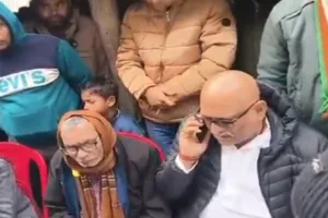 सीतापुर में मृतक बीएलओ के घर पहुंचे अजय राय, निष्पक्ष जांच की मांग 