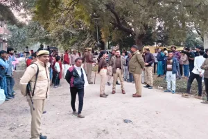 बाराबंकी : हत्या का आरोप लगा शव सड़क पर रखकर प्रदर्शन, एएसपी के समझाने पर माने परिजन