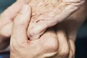 Kanpur : बेटे-बहू ने किया बेघर, डीएम ने बुर्जुग दंपति को आशियाना में भेजा वापस