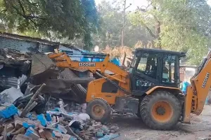 कानपुर : बीएस पार्क में कब्जों पर चला बुलडोजर, सड़क पर आई गृहस्थी