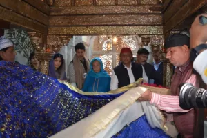 फतेहपुर सीकरी दरगाह पर अखिलेश यादव ने चढ़ाई चादर, कहा- संविधान पीडीए के लिए किस्मत की किताब