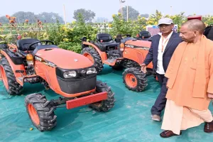 1988 में बैलों से हल चलाकर शुरू की खेती.. आज लगाते हैं सवा लाख का चश्मा, पद्मश्री किसान रामसरन ने सीएम योगी को सुनाए अपनी मेहनत के किस्से