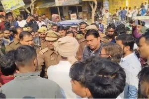 अमेठी मजदूर हत्याकांड : हत्यारों की गिरफ्तारी न होने पर रोड पर शव लगाया जाम, पुलिस से हुई नोक-झोंक