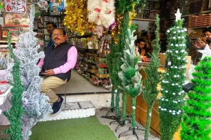 Moradabad: क्रिसमस के लिए सजे बाजार में रौनक, खरीदारी और बुकिंग में तेजी
