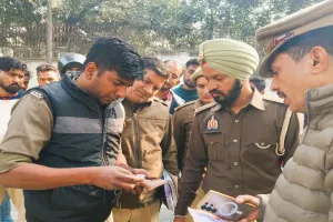 Moradabad: पेड़ों की छंटाई कर रहे मजदूर की करंट से मौत...घंटों बाद पेड़ से उतारा शव