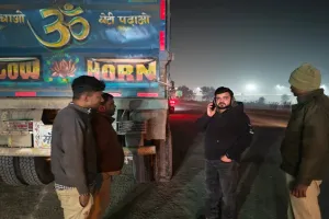 Rampur : अवैध खनन पर चाबुक...आधी रात को सड़क पर उतरे डीएम ने वाहनों को किया चेक 